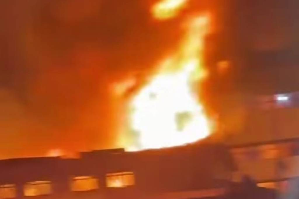 Fogo destrói fábrica de velas no Jabaquara, na zona sul de São Paulo