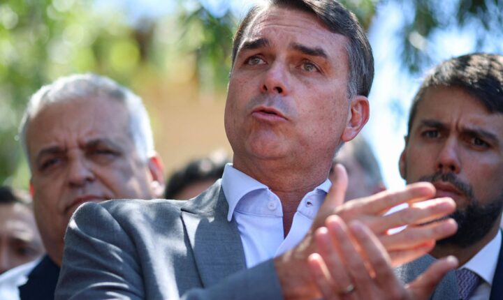 Flávio Bolsonaro propõe congelar dívidas das famílias, aos moldes de Desenrola de Lula