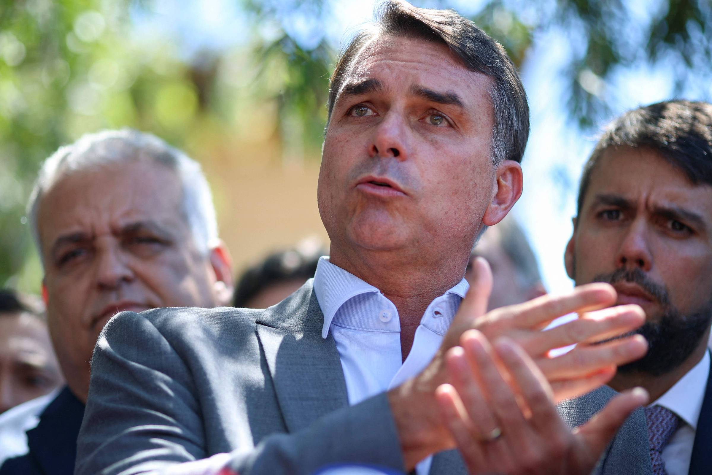 Flávio Bolsonaro propõe congelar dívidas das famílias, aos moldes de Desenrola de Lula
