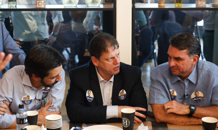 Ala do MDB pressiona Baleia Rossi por apoio a Flávio Bolsonaro, mas presidente resiste