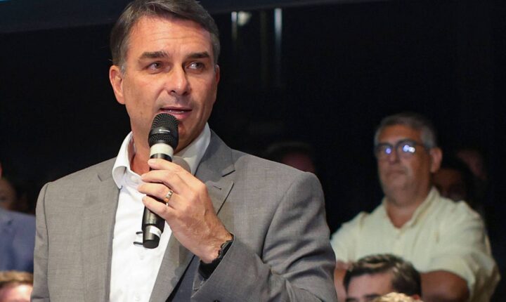 Equipe de Flávio Bolsonaro estuda modificar correção de Previdência, saúde e educação para economizar R$ 250 bi