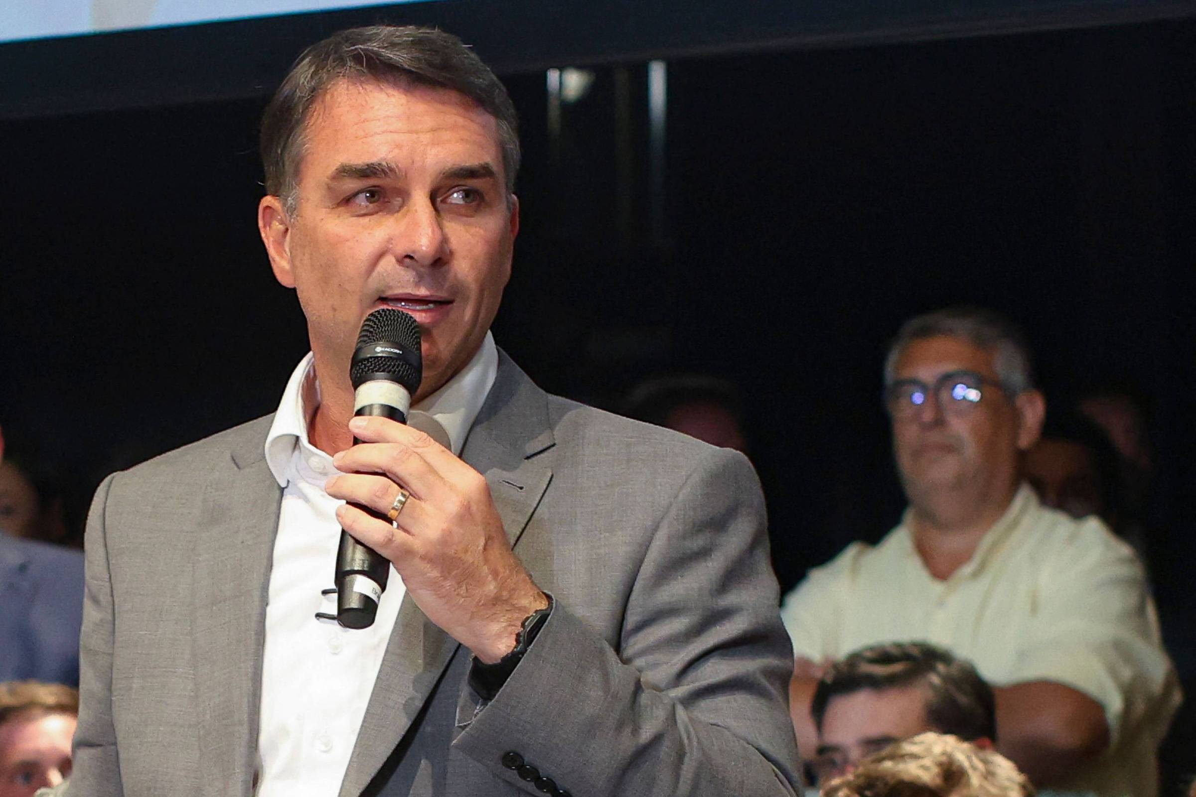 Equipe de Flávio Bolsonaro estuda modificar correção de Previdência, saúde e educação para economizar R$ 250 bi