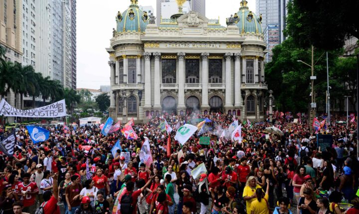 Ato por reeleição de Lula organizado pela UNE leva estudantes às ruas do Rio