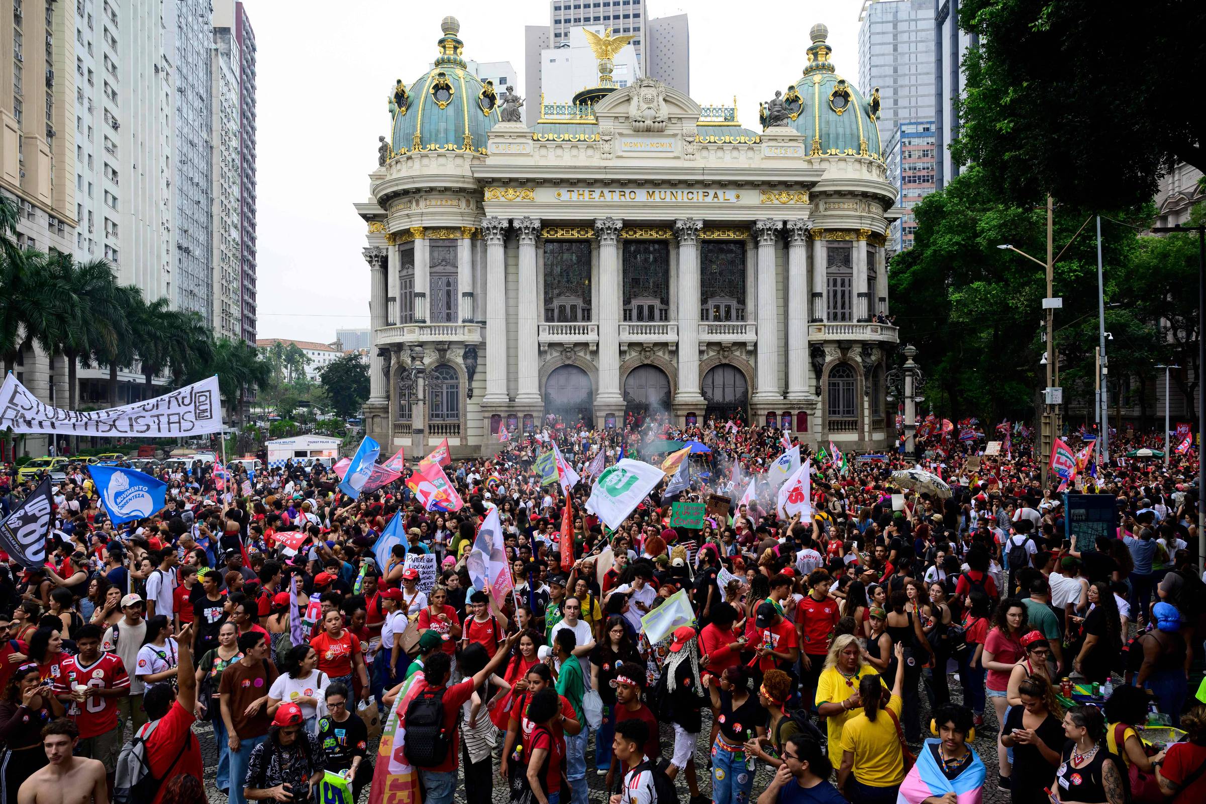 Ato por reeleição de Lula organizado pela UNE leva estudantes às ruas do Rio