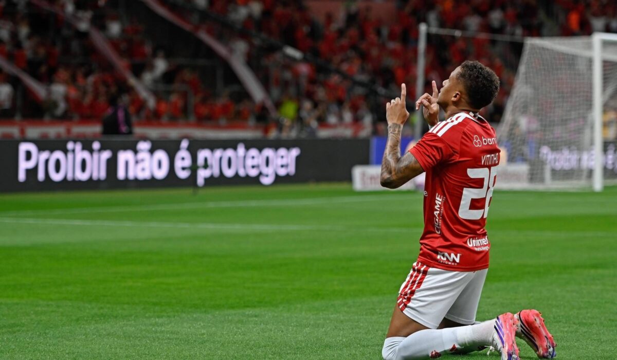 Corinthians acerta três vezes a trave, mas sofre sétima derrota seguida com gol relâmpago