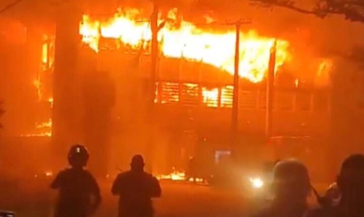 Incêndio atinge prédio da Universidade Federal de Pernambuco no Recife