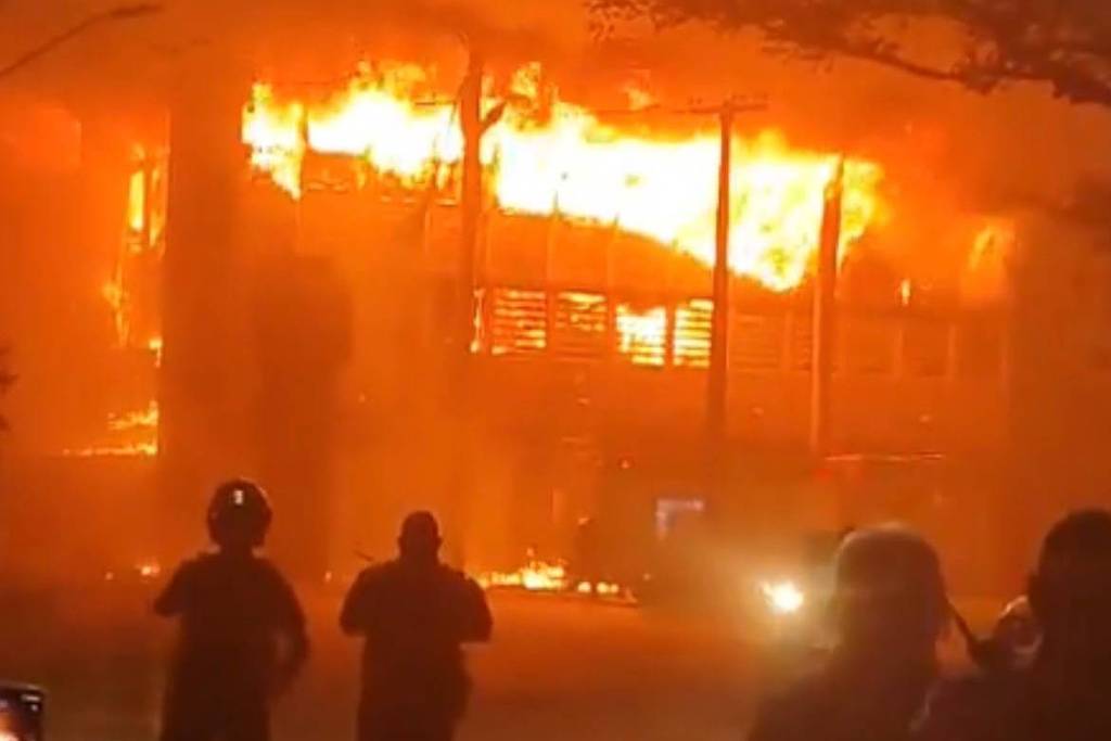 Incêndio atinge prédio da Universidade Federal de Pernambuco no Recife