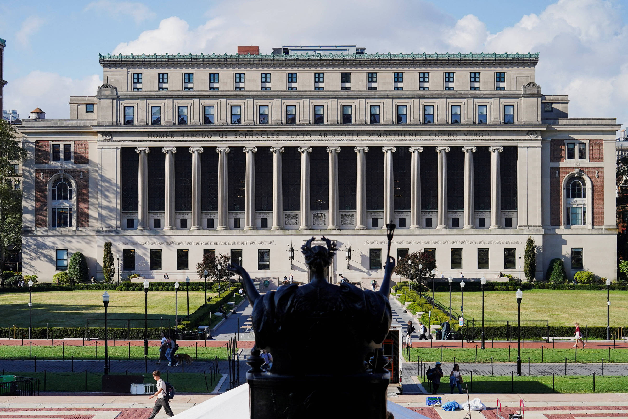Governo Trump propõe taxa de cerca de R$ 350 mil para estudantes estrangeiros trabalharem nos EUA