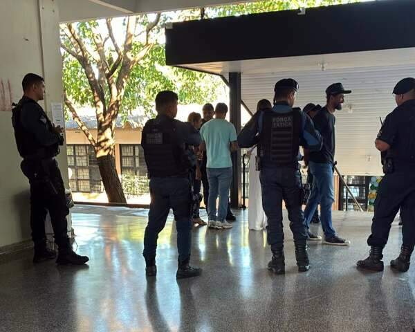 Vereador leva PM à UEMS atrás de “banner do Lula” criado por IA