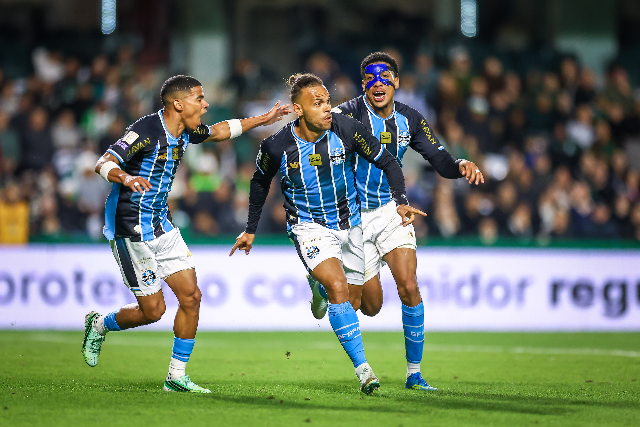 Grêmio vence o Coritiba fora de casa com gol no final e respira no Brasileirão