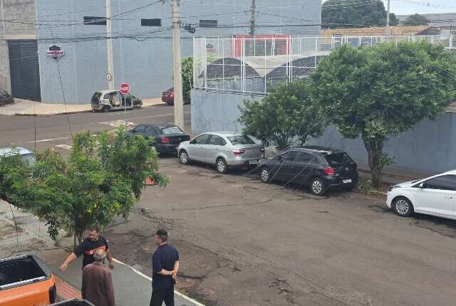 Caminhão arrebenta fiação e afeta internet na Vila Progresso
