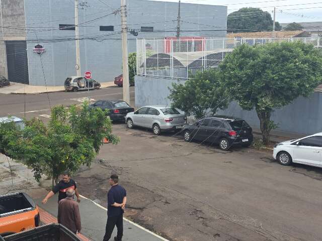 Caminhão arrebenta fiação e afeta internet na Vila Progresso