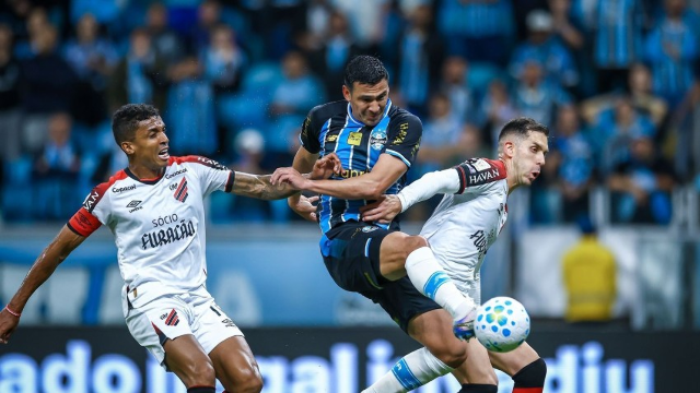 Grêmio vence Athletico-PR em Porto Alegre e sai do Z-4 no Brasileirão