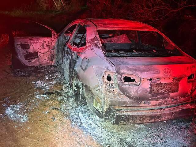 Corpo carbonizado é encontrado em carro queimado na fronteira com o Paraguai