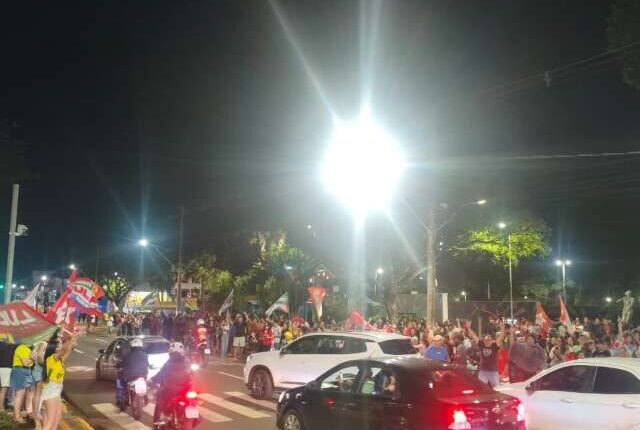 Apoiadores celebram reeleição de Lula no Centro de Dourados