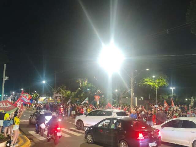 Apoiadores celebram reeleição de Lula no Centro de Dourados