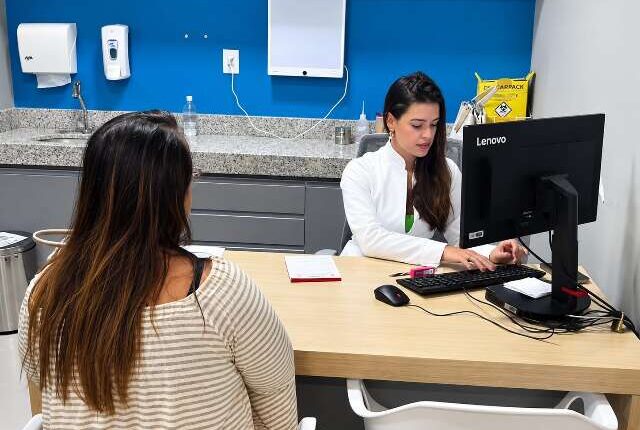 Hormônios e cirurgias não eliminam risco de câncer de mama em pessoas trans