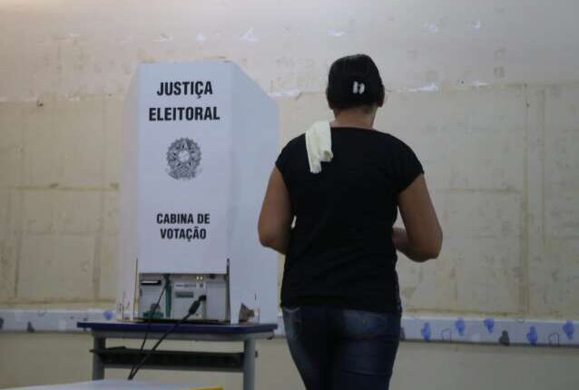 Saiba quem pode entrar com acompanhante na cabine de votação