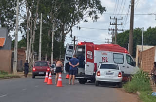 Idosa morre atingida por motocicleta ao guardar cadeiras em porta-malas em Campo Grande