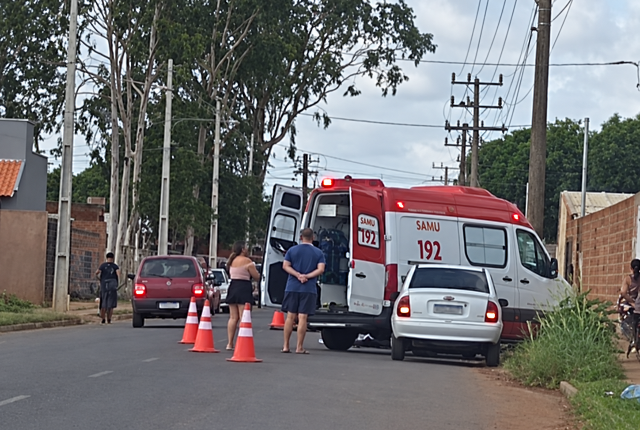 Idosa morre atingida por motocicleta ao guardar cadeiras em porta-malas em Campo Grande