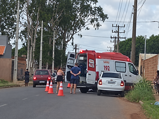 Idosa morre atingida por motocicleta ao guardar cadeiras em porta-malas em Campo Grande
