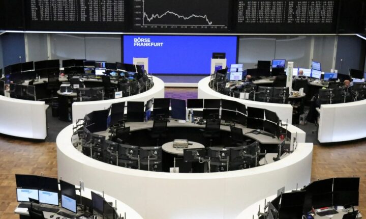 Bolsas da Europa fecham em baixa pressionadas por déficit e avanço do petróleo
