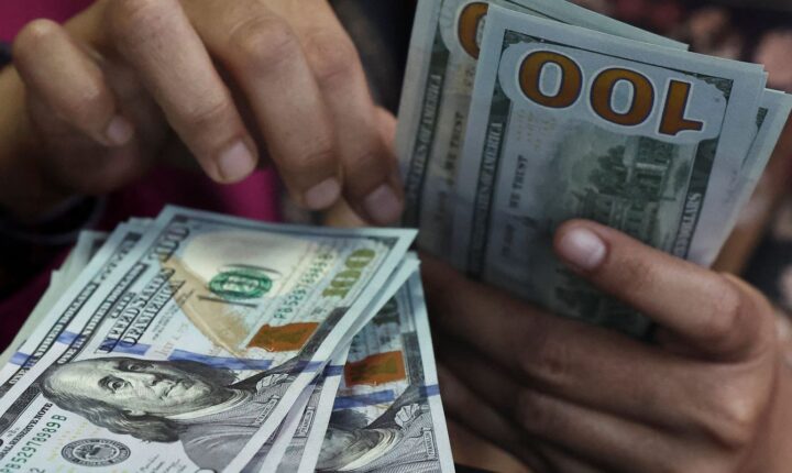 Dólar fecha abaixo de R$ 5 pela primeira vez desde maio após ajuste no mercado