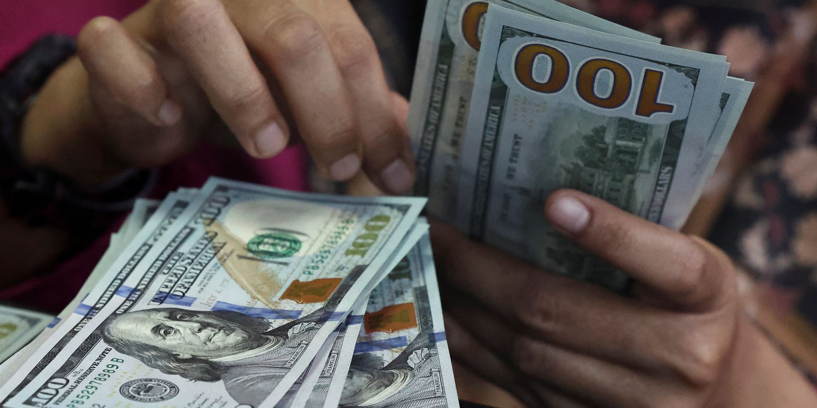 Dólar fecha abaixo de R$ 5 pela primeira vez desde maio após ajuste no mercado