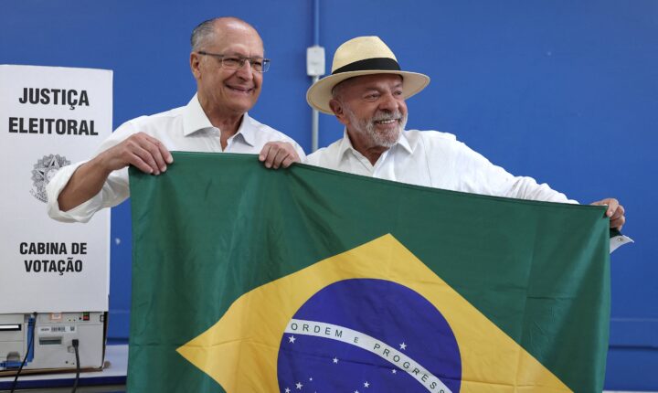 Mendonça determina exclusão de posts falsos dizendo que Lula jogou bandeira do Brasil no chão após voto