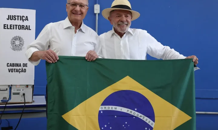 Mendonça determina prazo de 24 horas para retirada de postagens falsas sobre Lula e a bandeira nacional
