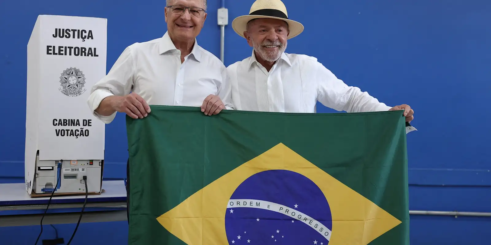Mendonça determina prazo de 24 horas para retirada de postagens falsas sobre Lula e a bandeira nacional