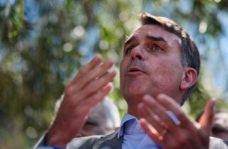 Flávio Bolsonaro volta a falar em ‘redemocratizar’ o Brasil e defende respeito às instituições