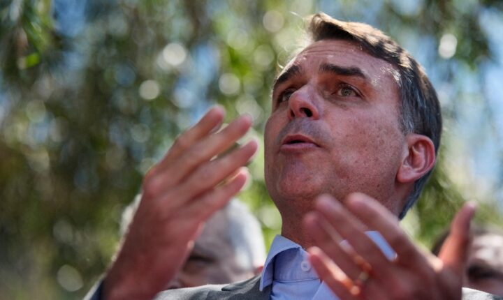 Flávio Bolsonaro volta a falar em ‘redemocratizar’ o Brasil e defende respeito às instituições