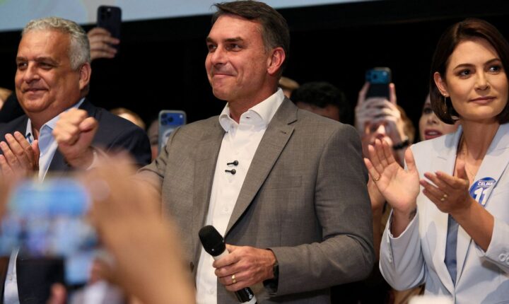 Flávio Bolsonaro recebe apoio de partidos e defende alterações na Constituição