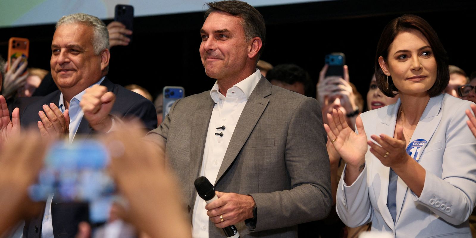 Flávio Bolsonaro recebe apoio de partidos e defende alterações na Constituição