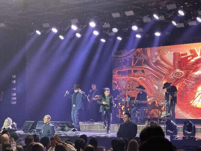Cezar & Paulinho e Rio Negro & Solimões reúnem público em noite de sertanejo na Capital