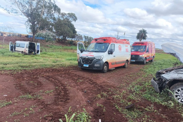 Van com 17 pacientes de hemodiálise sai da pista em acidente na BR-060