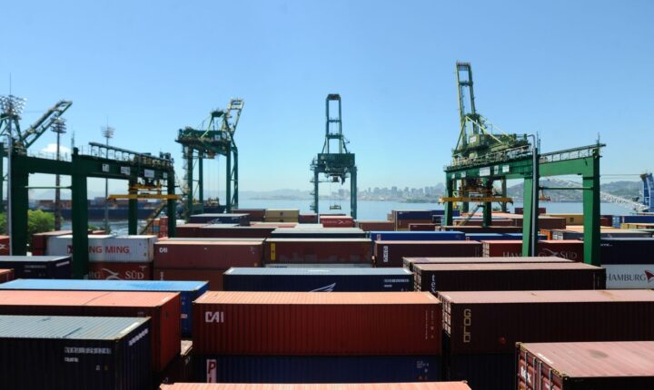 Balança comercial registra superávit de US$ 7,74 bilhões em setembro impulsionada por exportações