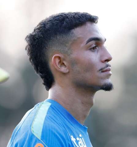 Zagueiro de MS treina entre titulares e pode ser novidade em amistoso da Seleção