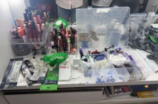Falso dentista é preso colocando lentes de contato em salão de beleza