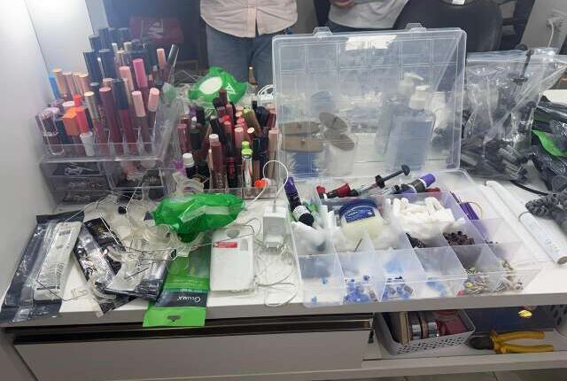 Falso dentista é preso colocando lentes de contato em salão de beleza
