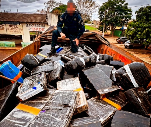 Carreta com 2,5 toneladas de maconha é descoberta em meio à carga de couro em Mundo Novo