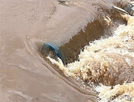 Cheia de córrego rompe adutora e ameaça abastecimento em bairros de Dourados