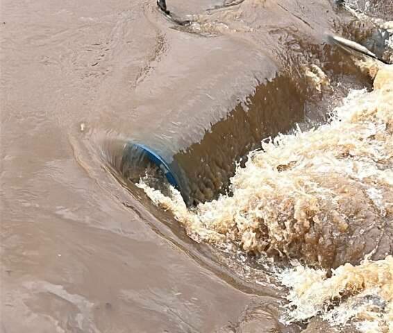 Cheia de córrego rompe adutora e ameaça abastecimento em bairros de Dourados