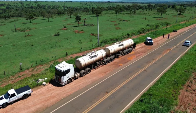 Caminhão bitrem roubado no Paraná é encontrado vazio em rodovia de MS