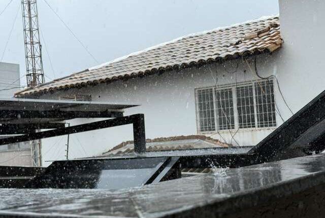 Campo Grande registra forte chuva no fim da manhã e integra alerta laranja