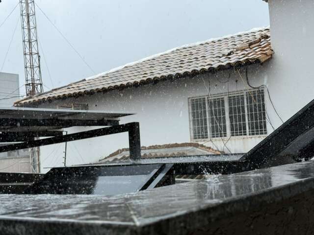 Campo Grande registra forte chuva no fim da manhã e integra alerta laranja