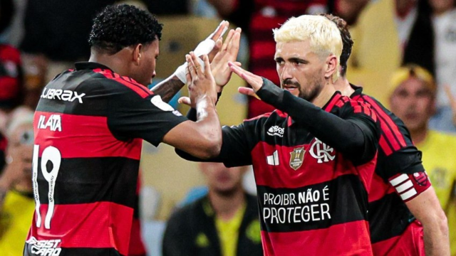 Flamengo bate o Atlético-MG com pênalti nos acréscimos e assume a liderança do Brasileirão