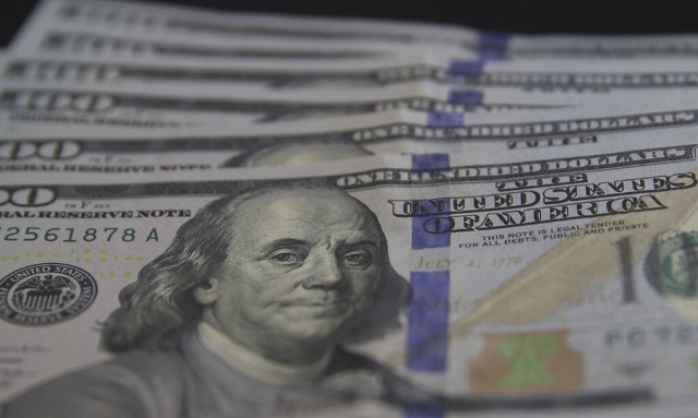 Dólar cai a R$ 5,21 no último pregão antes do primeiro turno das eleições