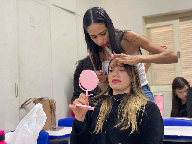 Curso gratuito abre vagas para jovens aprenderem a fazer design de sobrancelhas em Campo Grande